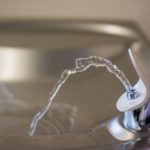 Poidełka i fontanny wody pitnej – sposób na wodę dla szkół
