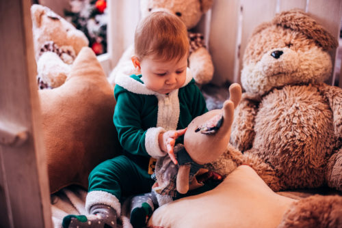 Słodkie małe dziecko w kostiumie elfa w domu w Wigilię Bożego Narodzenia. Roczny chłopiec