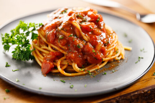 spaghetti z sosem pomidorowym i ziołami