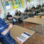 „Nie daj się oszukać!” – akcja profilaktyczno-prewencyjna gołdapskich policjantów w jednostce wojskowej