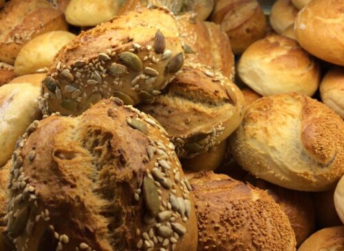 Czytelnicy informują. Klienci – przestańcie grzebać łapami w pieczywie!