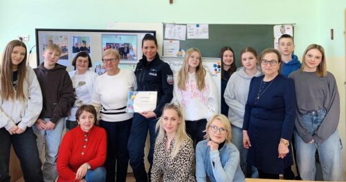 W ramach projektu „Szkoła Międzypokoleniowa” policjantka wzięła udział w warsztatach