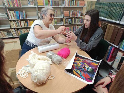 Młodzież z seniorami odkrywa Internet