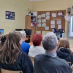 SP3 szkoła międzypokoleniowa. Uczniowie edukują seniorów o bezpieczeństwie w sieci