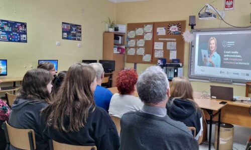 SP3 szkoła międzypokoleniowa. Uczniowie edukują seniorów o bezpieczeństwie w sieci