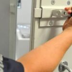 Gołdapscy policjanci zatrzymali poszukiwanego. Mężczyzna odpowie też za kradzież z włamaniem