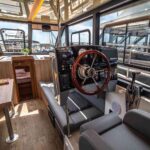 Mazury z pokładu nowoczesnego jachtu – komfort, bezpieczeństwo i niezapomniane wakacje