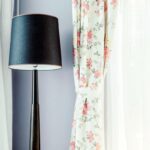 Firanki do salonu – jak stworzyć udaną dekorację okna w pokoju dziennym?