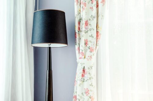 Firanki do salonu – jak stworzyć udaną dekorację okna w pokoju dziennym?