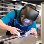 Jak Obróbka Powierzchniowa Stali Nierdzewnej Kształtuje Jej Odporność Mechaniczną