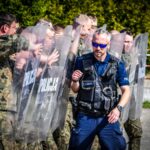 Gołdapscy policjanci szkolą żołnierzy w ramach przygotowania do służb na granicy