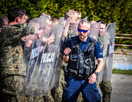 Gołdapscy policjanci szkolą żołnierzy w ramach przygotowania do służb na granicy