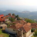 Benzyna, diesel czy elektryk: jaki typ auta wybrać na podróż po Albanii?