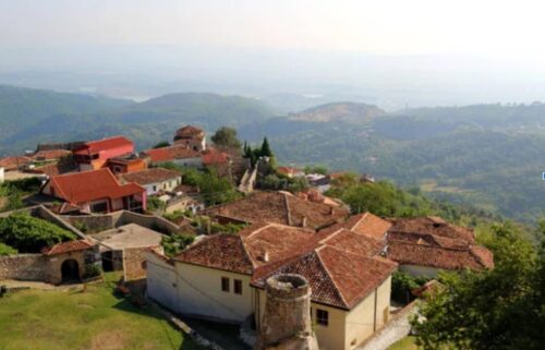 Benzyna, diesel czy elektryk: jaki typ auta wybrać na podróż po Albanii?