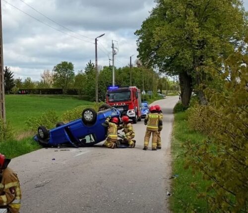 Auto zatrzymało się na dachu