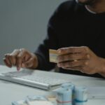 Przelewy walutowe do rodziny za granicą – jak robić to taniej?