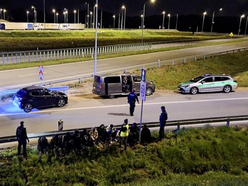 Jedenastu migrantów w busie