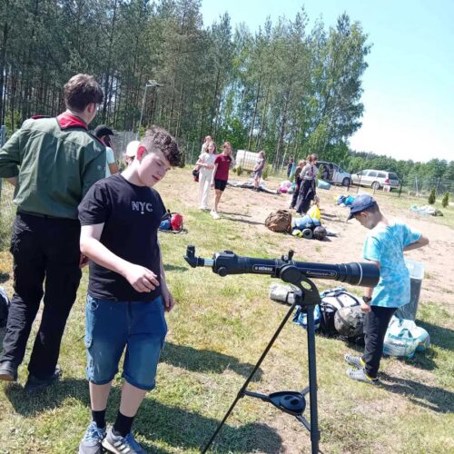 Mikroskopy, teleskopy i tajemnice kropli wody – uczniowie SP 2 odkrywają świat nauki!