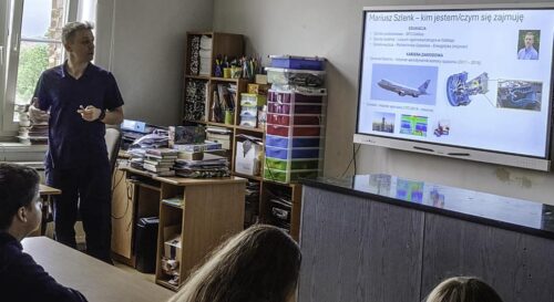 Fizyka, która inspiruje – wyjątkowe zajęcia klasy 7a z Mariuszem Szlenkiem
