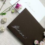 Zaproszenia, winietki, podziękowania – jak zaprojektować kompletny zestaw ślubny?