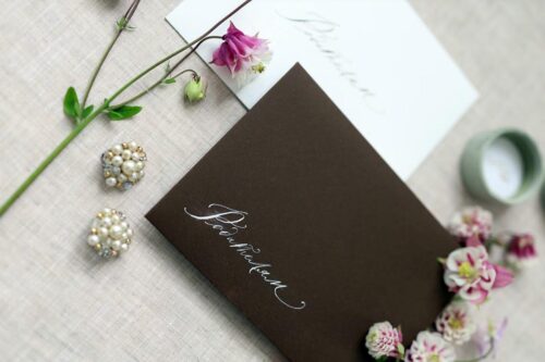 Zaproszenia, winietki, podziękowania – jak zaprojektować kompletny zestaw ślubny?