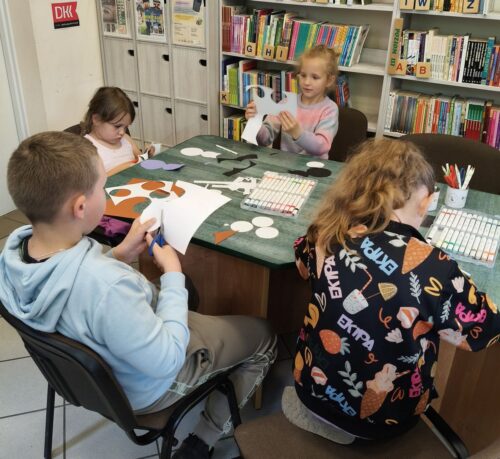 „Psotny kotek” – kreatywna zabawa w bibliotece!