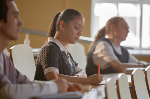 Między szkołą a dorosłością: o tym, co zostaje po maturze