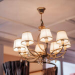 Żyrandol loftowy – jak stworzyć industrialny punkt centralny swojego wnętrza?