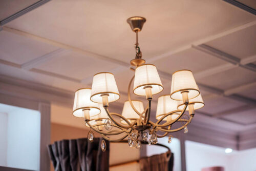 Żyrandol loftowy – jak stworzyć industrialny punkt centralny swojego wnętrza?