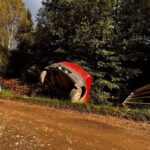 GPS zawiódł 25-latkę – auto zawisło na skarpie