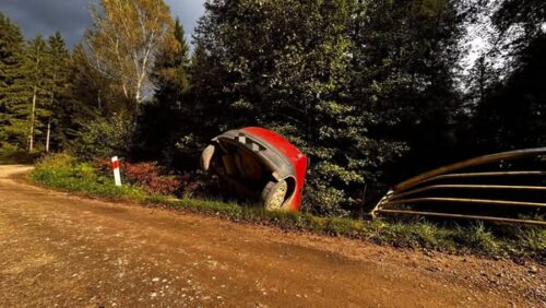 GPS zawiódł 25-latkę – auto zawisło na skarpie