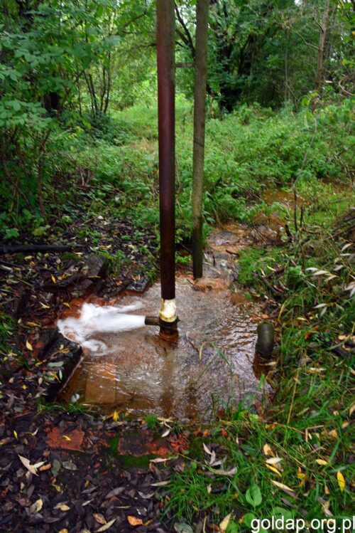 Czytelnik o zagadkowych rurach