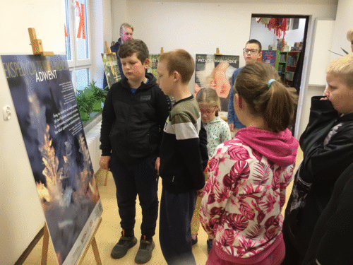 Uczniowie z szkoły podstawowej w Lisach z wizytą w Gminnej Bibliotece Publicznej