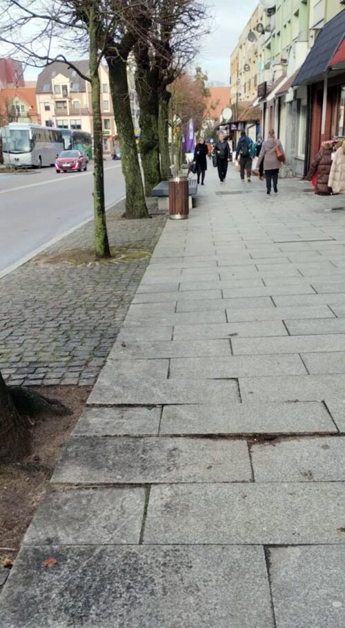 Czytelnicy informują. Chodnikowe pułapki