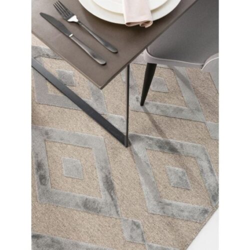 jasny dywan w geometryczne wzory do jadalni