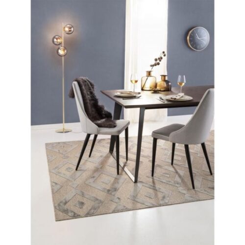 stół i krzesła na dywanie w salonie