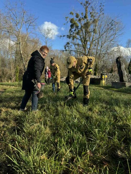 Działamy razem! Sadzenie drzew i warsztaty kulinarne w ramach projektu „Zmieniamy nasze Grabowo na lepsze”