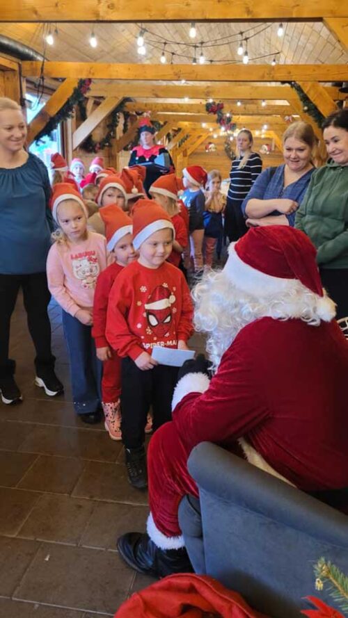 Przedszkolaki z Grabowa w poszukiwaniu Świętego Mikołaja