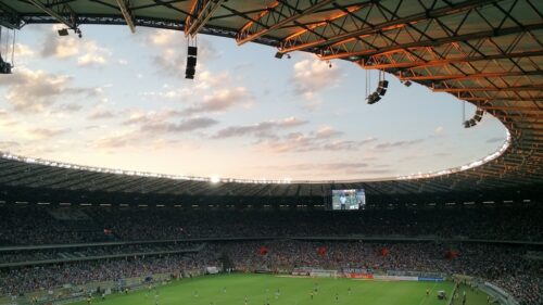 Stadiony jako przestrzeń reklamowa – jak wybrać idealne miejsce?