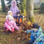 Tej jesieni dzieci pomagały jeżom