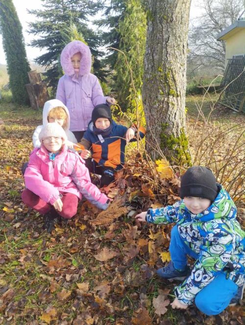 Tej jesieni dzieci pomagały jeżom