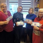 Gołdapscy policjanci promują wśród osób starszych kopertę, która ratuje życie