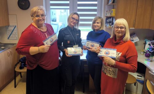 Gołdapscy policjanci promują wśród osób starszych kopertę, która ratuje życie