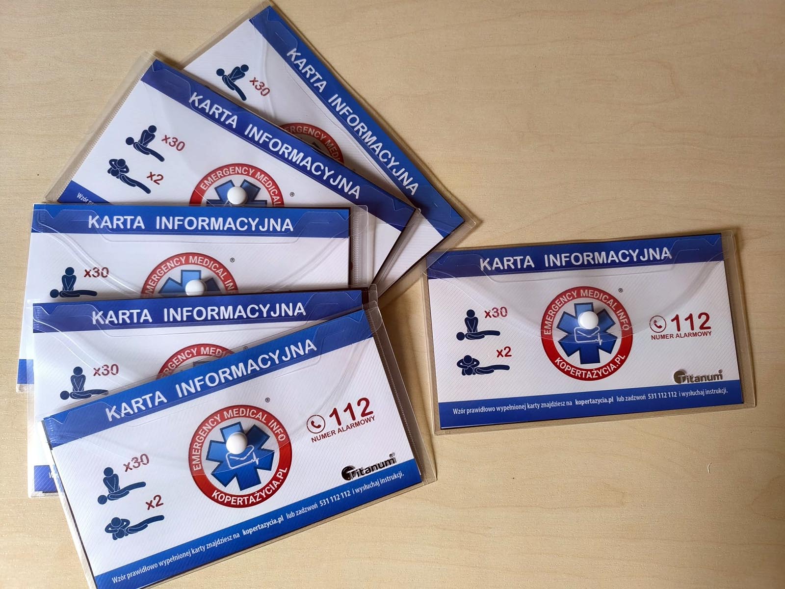 Gołdapscy policjanci promują wśród osób starszych kopertę, która ratuje życie