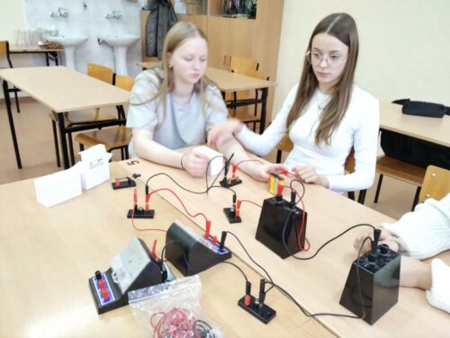 Poznali zasady bezpiecznej pracy z prądem