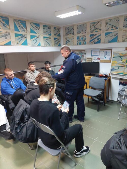 O sposobie tworzenia korytarzy życia, pierwszej pomocy przedmedycznej i zasadach bezpieczeństwa w gołdapskich Szkołach Nauki Jazdy