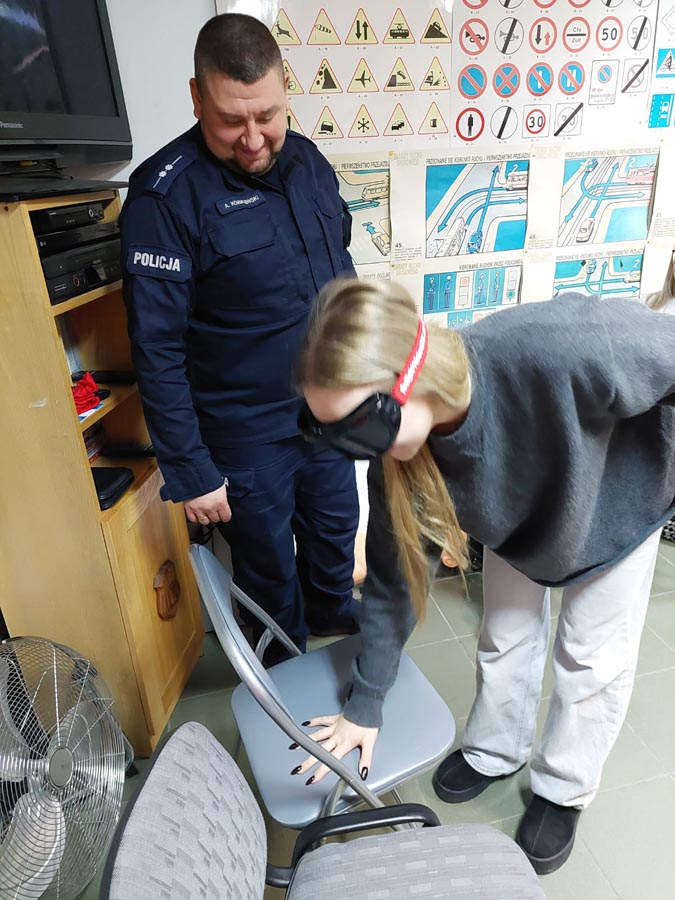 O sposobie tworzenia korytarzy życia, pierwszej pomocy przedmedycznej i zasadach bezpieczeństwa w gołdapskich Szkołach Nauki Jazdy