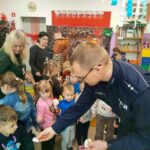 Tata w mundurze – gołdapski policjant przeprowadził lekcję bezpieczeństwa dla najmłodszych