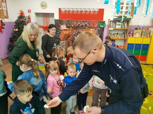 Tata w mundurze – gołdapski policjant przeprowadził lekcję bezpieczeństwa dla najmłodszych