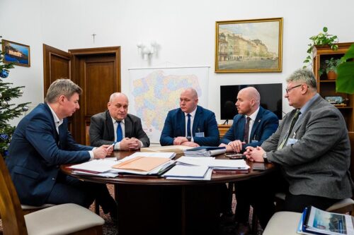 Delegacja samorządowców z Gołdapi przekazała na ręce ministra Jana Grabca petycję do premiera Donalda Tuska w sprawie reaktywacji linii kolejowej